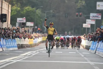 Roglic profiteert van verkeerd rijdende kopgroep in Tre Valli Varesine en wint