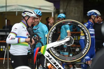 Pedersen bespringt teamgenoot Mullen op diens hotelkamer: ‘Lachen toch?’