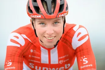 Wiebes pakt ritzege en leiderstrui na chaotische etappe in Madrid Challenge