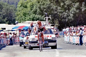 Jakobs veegt de vloer aan met virtuele koersen: 'Dat is surrogaat fietsen'