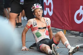 Strade Bianche | 'Gebakken' renners reageren op slijtageslag in hitte