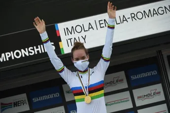 Van der Breggen over succes vrouwen: 'Cultuur dat fietsen stoer is voor meisjes'