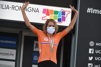 Imposante Van Dijk stoomt naar wereldtitel tijdrijden, Van Vleuten mee op het podium