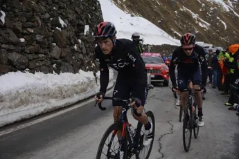 Giro d'Italia etappe 18 | Geoghegan Hart roemt Dennis, Nibali berust in lot