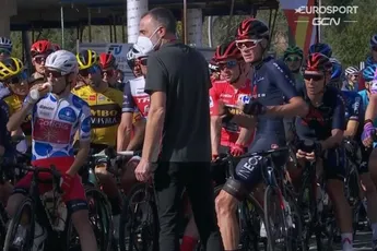 Froome tijdens rennersprotest: 'Beslissing verandert de hele koers'