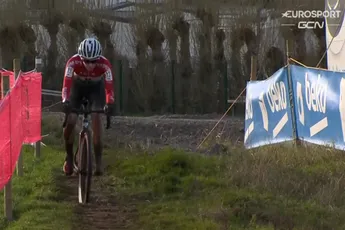 Kata Vas (19!) rijdt Van der Poeliaans naar winst bij afwezigheid Nederlanders