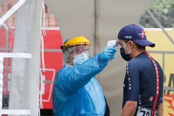 UCI versoepelt het covid-19-protocol: 'Ruim 98 procent van de profwielrenners is gevaccineerd'