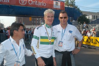 IDL Retro | Michael Rogers wint Tour Down Under 2002 op fiets van toeschouwer