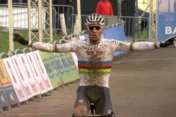 Van der Poel blij met verkort seizoen? 'Anders van derde startrij begonnen'