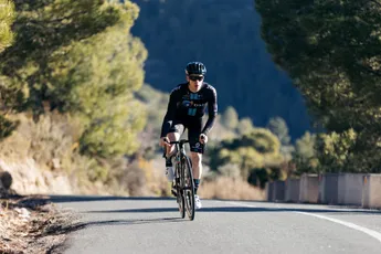 Dainese derde in chaotische Vuelta-sprint: 'Peloton splitste door de rotondes'