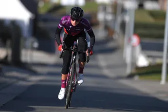 Vollering rondt berenwerk Van der Breggen af en verschalkt Vos in La Course