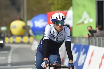 De Marchi (bijna 35) zo blij als een kind met roze trui: 'Hier droomt elke Italiaan van'