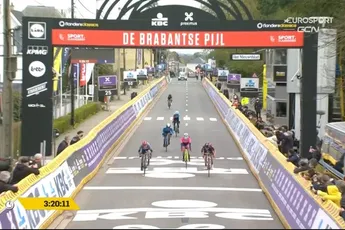 Vollering verbijsterd na verloren sprint in Brabantse Pijl: 'Bijna niet te zien op foto's'