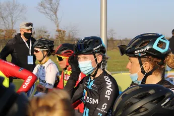 Wiebes wint pelotonsprint en verslaat D'Hoore in Dwars door de Westhoek