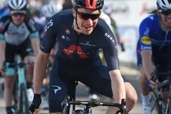 Hayter wint en neemt leiderstrui over van Van Aert: 'Ik moest het alleen afmaken'