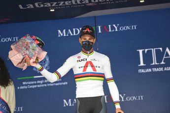 Ganna wint proloog in Giro met bijzondere tactiek: 'Ik luisterde naar het publiek'