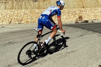 Interview | Broer Lars in Giro, Marijn van den Berg met profs FDJ naar Algarve: 'Heel gaaf!'
