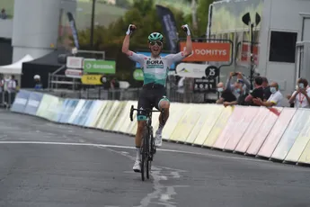 Peloton opnieuw gefopt in Dauphiné: Pöstlberger wint met fenomenale solo