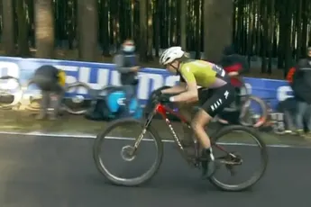 Batten wint shorttrackwedstrijd in Nové Mesto, Ferrand-Prévot valt uit