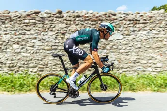 Kelderman en consorten bij BORA-hansgrohe in donkergroen tricot naar Tour de France