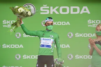 Alaphilippe komt slagveld door in eerste groep: 'Ben blij dat deze dag voorbij is'