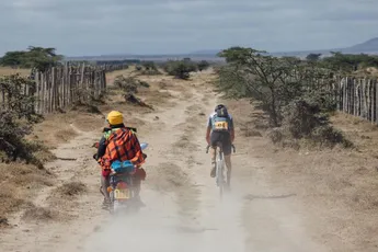 Ten Dam wint gravelkoers in Kenia: 'Bewaakt door lokale stam tegen leeuwen en hyena's'