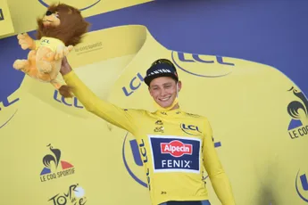 Van der Poel start op gele fiets met prachtige boodschap aan opa Poulidor
