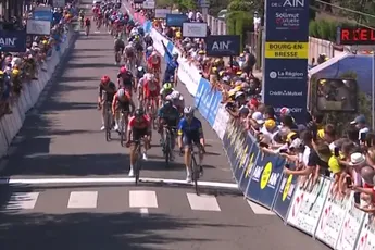 Deceuninck-trein ook in Tour de l'Ain niet te stoppen: Hodeg klopt Bouhanni in eerste rit