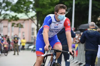 Franse sprinters Démare en Coquard buiten tijd, Cavendish haalt het op het nippertje