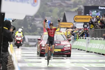 Pogacar rijdt alles en iedereen op een hoop in de Tour, Teuns wint fenomenale bergrit