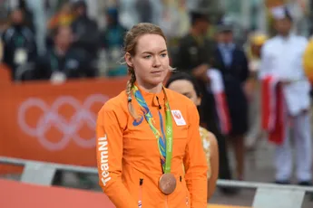 Van der Breggen in ploegleidersauto in Omloop: 'Het was erg hectisch'