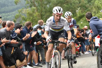 Alaphilippe terug in koers in aanloop naar WK: 'Wil wereldtitel dolgraag verlengen'