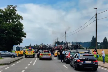 Druivenkoers (met Evenepoel solo op kop) stilgelegd door brand langs het parcours