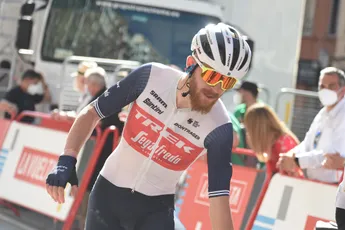 Simmons moet genoegen nemen met plek drie: 'Gokte op lange sprint, maar mocht niet zo zijn'