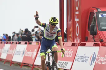 Taaramäe knalt naar dubbelslag op Picón Blanco; Carapaz en Kuss zakken er compleet doorheen