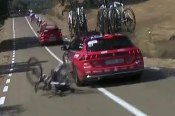 [Update] Geen ernstige verwondingen voor Vine na bizarre val met ploegwagen in Vuelta