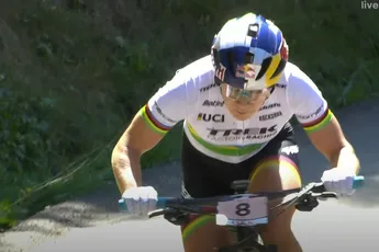 Kersvers wereldkampioene Richards wint in Lenzerheide, eindzege Wereldbeker voor Lecomte