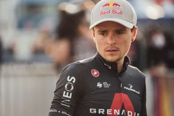 Pidcock reed jaar lang met knieblessure, maar is hersteld: 'Eindelijk rijden zonder pijn!'