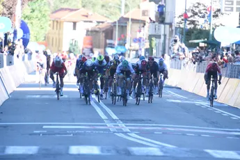 Matthew Walls klopt Nizzolo en gevallen Kooij in sprintfestijn Gran Piemonte