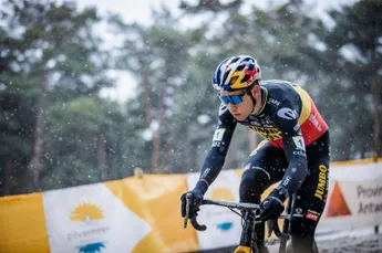 IDL Kijktip | Omdat we er zo naar uitkijken: zo denderde Van Aert vorig jaar door de Val di Sole-sneeuw