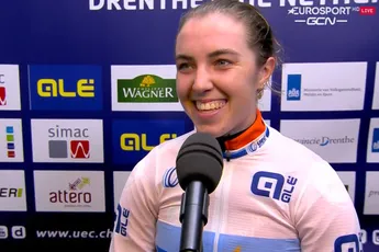 Van Anrooij lacht na EK-titel: 'Plan was rustig aan doen, maar reed na één ronde al volle bak'