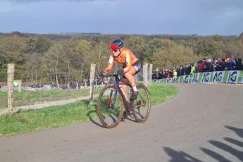 Van Anrooij stoomt naar EK-titel na net niet geslaagde inhaalrace Pieterse, Van Empel brons
