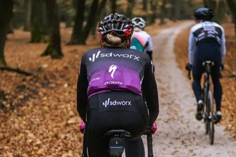 Vollering houdt DSM-rensters af en is eerste winnares van NK gravel