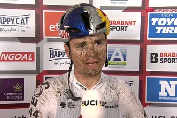 Pidcock uitgeput naar Wereldbekeroverwinning: 'Eli en Michael reden heel hard'