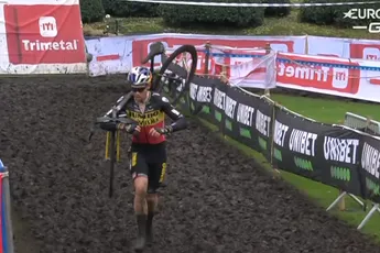 Van Aert dendert door in modder van Loenhout: 'Probeerde zo zuinig mogelijk te rijden'