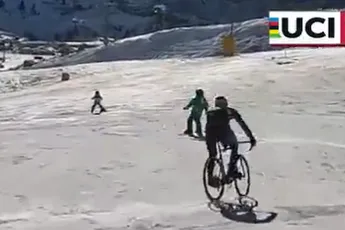Zien om te geloven: veldrijder Soete slipt op zijn crossfiets over de skipistes heen