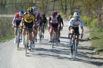 Strade Bianche-specialist Van Avermaet vindt parcours-discussie onzin: 'Schrijf Van der Poel en Van Aert niet af'