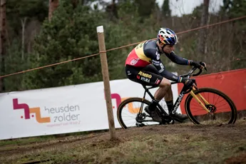Imponerende Van Aert walst naar zege in Heusden-Zolder, opgave Van der Poel