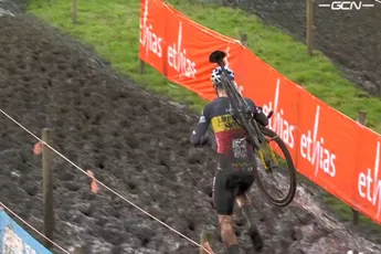 Van Aert hobbelt vrolijk naar dominante zege in Essen, Ronhaar in de modder naar plek drie