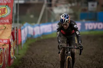IDL Kijktip | De dag dat Van Aert rivaal Van der Poel op minuten reed in Dendermonde-blubber